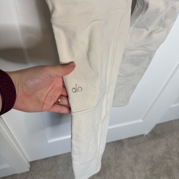 Alo Yoga High Waisted Cargo Leggings Ankle Bone Cream Size Medium - Picture 6 of 6